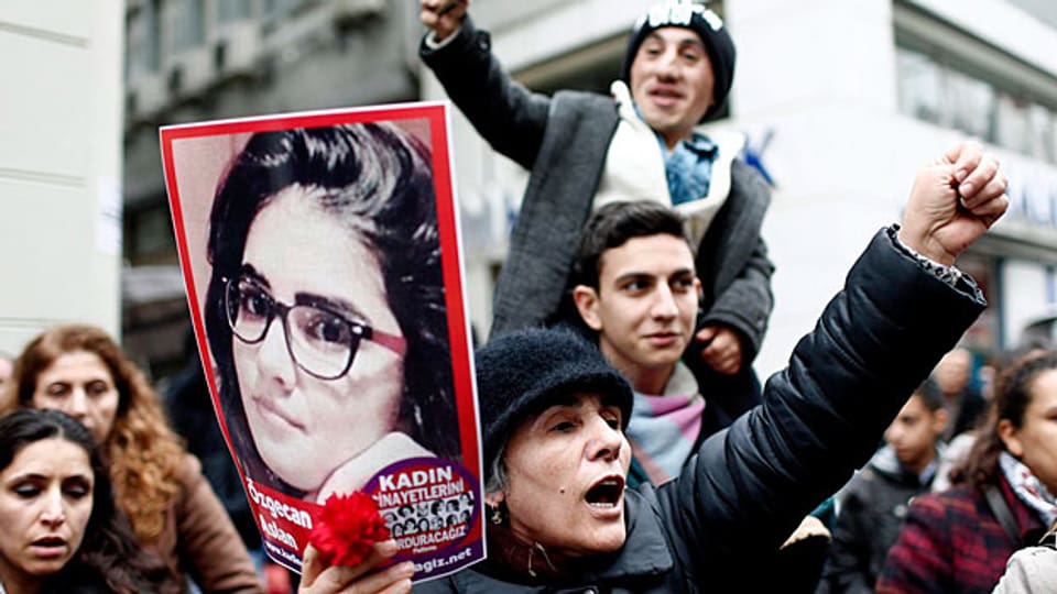 Junge Türkinnen und Türken in Istanbul, mit einem Foto der vergewaltigten und ermordeten jungen Frau.