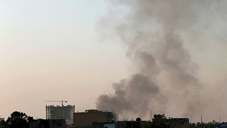 Nun ist der IS auch in Libyen, über Benghasi steigt Rauch auf, die Lage scheint unübersichtlich.