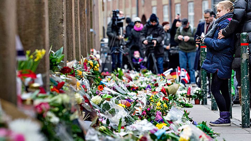 Trauernde legen Blumen nieder - in Kopenhagen, dort, wo ein Anschlag stattgefunden hat.