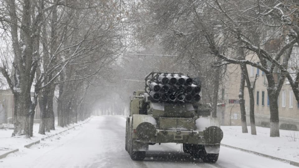 Ein ukrainischer Lastwagen mit Raketen unterwegs in der Stadt Artemivsk.