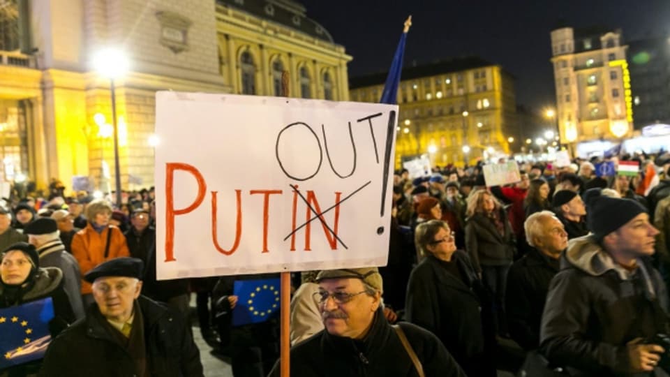 Menschenrechtsorganisationen in Budapest protestieren gegen den Besuch von Wladimir Putin.