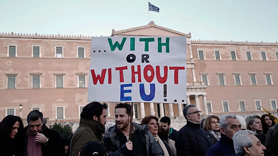 Unterstützung für die neue griechische Regierung vor dem Parlamentsgebäude in Athen. «Mit oder ohne EU!» steht auf eine Transparent.