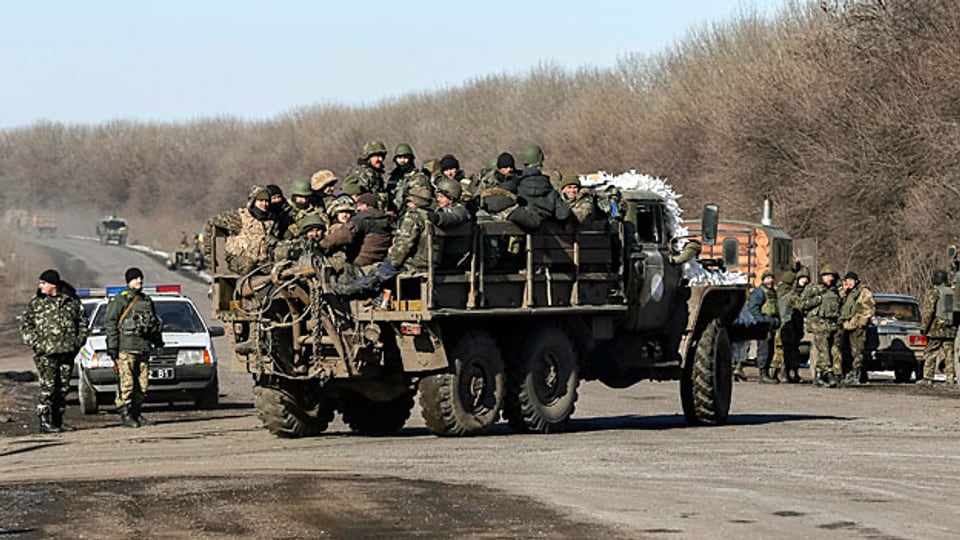 Die ukrainische Armee zieht ihr Truppen aus Debalzewe ab.