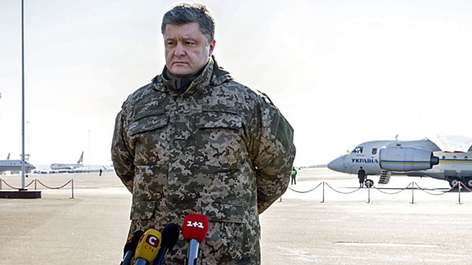Der ukrainische Präsident Petro Poroschenko sagte: «Unsere Truppen sind mit Panzern, Schützenpanzern, selbstfahrenden Artilleriegeschützen und Transportern aus Debalzewe herausgekommen.»