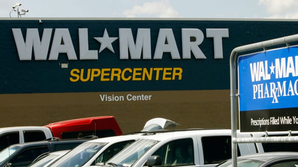 Rund 500‘000 der Walmart-Angestellten erhalten 9 Dollar oder mehr pro Stunde; das ist ca. 1.75 über dem gesetzlichen Mindestlohn.