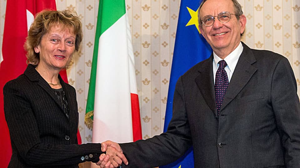 Der italienische Finanzminister Pier Carlo Padoan begrüsst Bundesrätin Eveline Widmer-Schlumpf vor der Unterzeichnung der Roadmap zum Finanz- und Steuerdialog mit Italien.