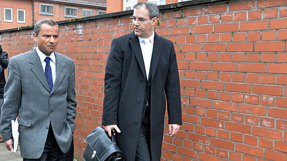 Sebastian Edathy mit seinem Anwalt beim Verlassen des Gerichtsgebäudes in Verden.
