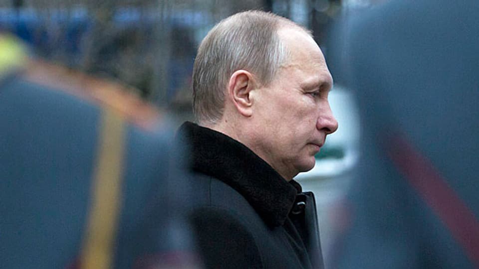 Russlands Präsident Putin am 23. Februar am Grab des Unbekannten Soldaten in Moskau.