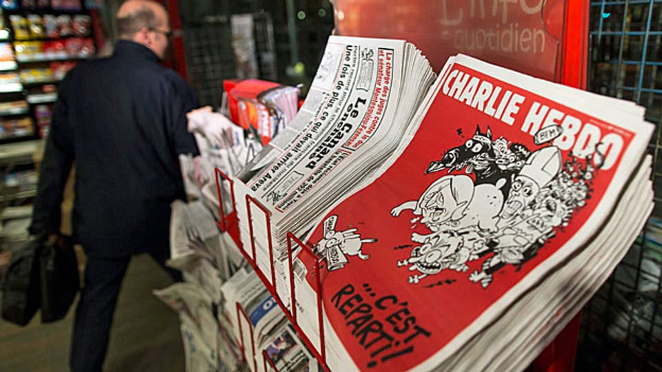 «C'est reparti!» Die neue Nummer von «Charlie Hebdo» liegt an einem Kiosk in Paris auf.