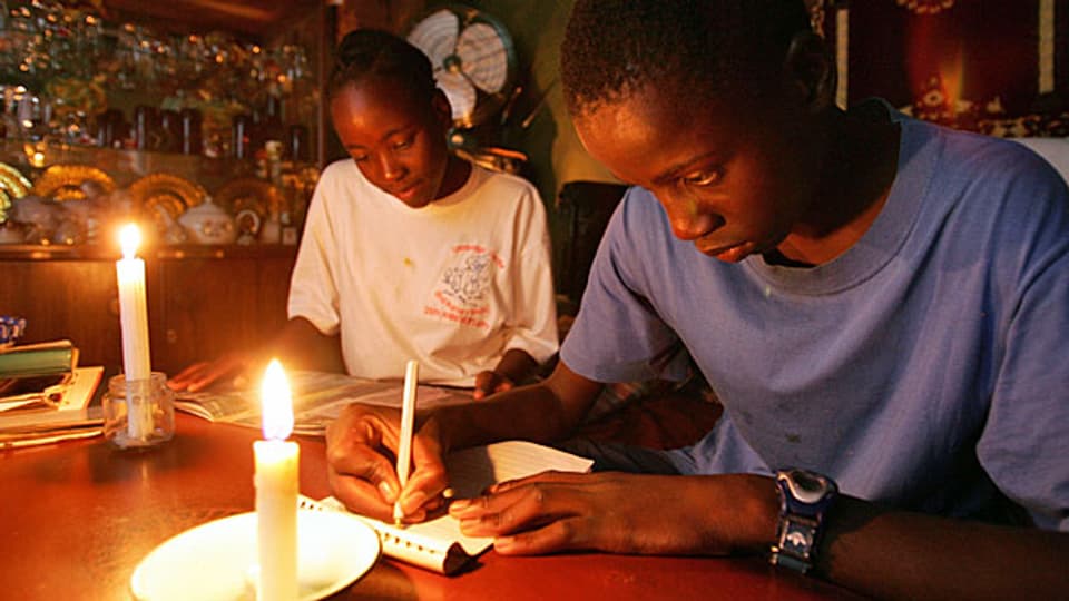 Ein Witz macht zurzeit in Südafrika die Runde. Frage: Was benutzte man in Südafrika, bevor es Kerzen gab? Antwort: elektrischen Strom.
