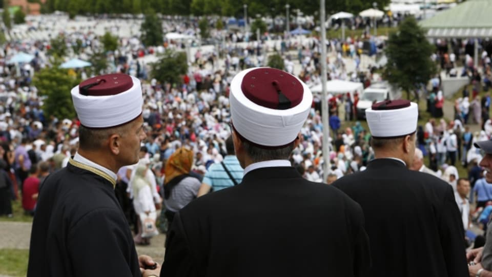 Beerdigungszeremonie in Srebrenica, wo anfang der 90er-Jahre ein Völkermord begangen wurde.
