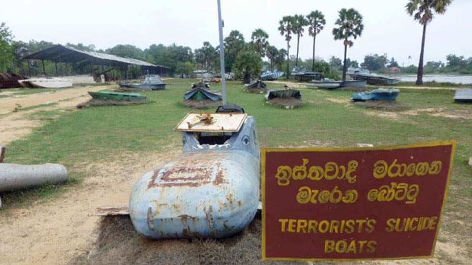 Museum in Mullaitivu, von der Armee eingerichtet, mit Waffe und Booten der LTTE.