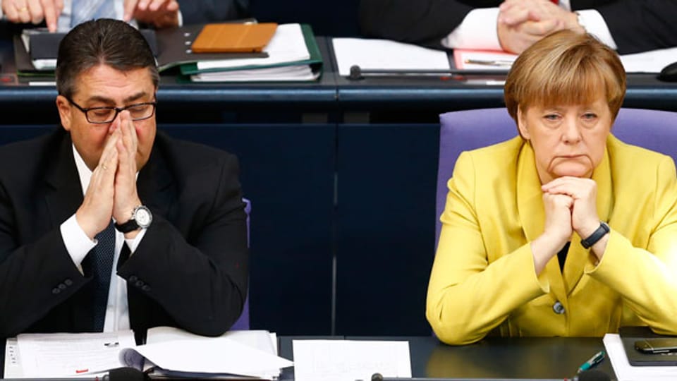 Bundeskanzlerin Angela Merkel (rechts) und Wirtschaftsminister Sigmar Gabriel am Deutschen Bundestag am 27. Februar 2015.
