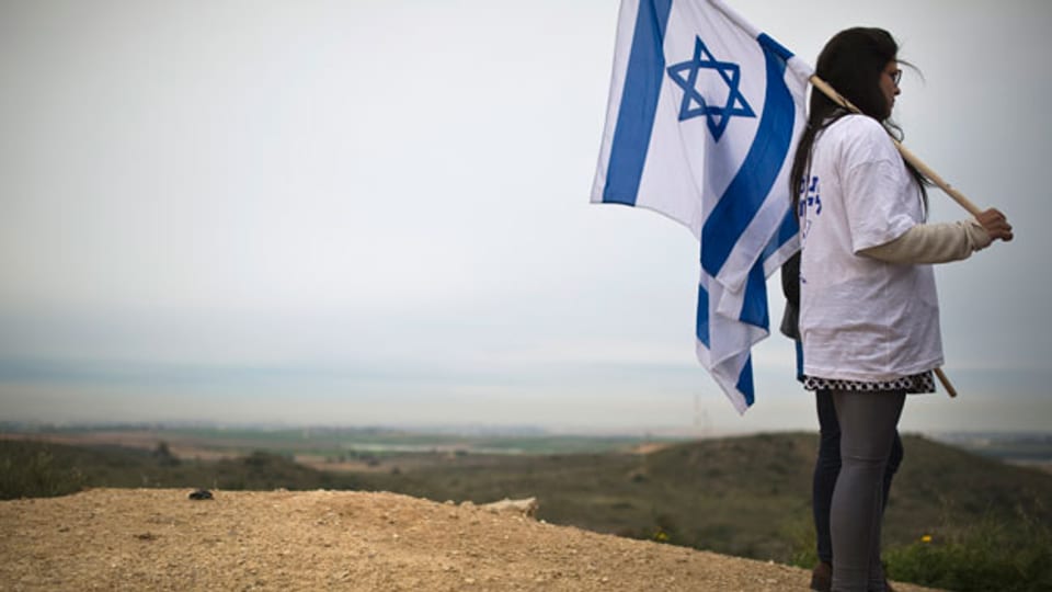 Ein Anhänger der Partei Yisrael Beitenu steht auf einem Hügel und blickt auf den Gaza-Streifen.