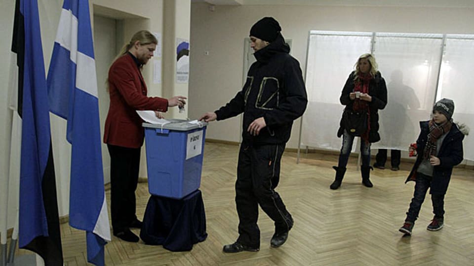 Estland bleibt auf Europa-Kurs. Die Mehrheit der Wählenden hat sich für Parteien ausgesprochen, welche die westliche Ausrichtung der Aussen- und Wirtschaftspolitik unterstützen.