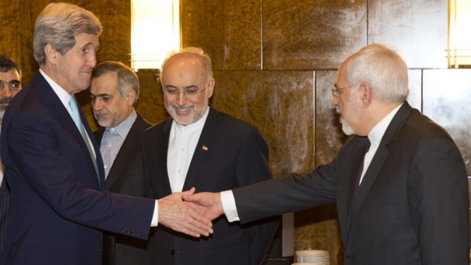 Die Aussenminister der USA und Irans, John Kerry (links) und Javad Zarif (rechts) treffen sich am 2. März 2015 in Montreux am Genfersee für eine neue Runde in den Atomgesprächen.