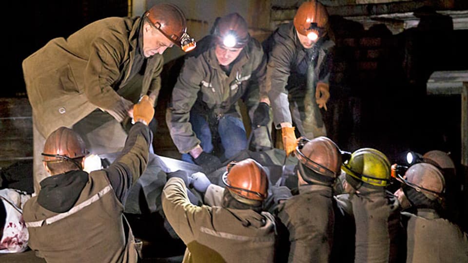 Grubenarbeiter der Mine Zadyasko bergen ihre toten Kumpel.