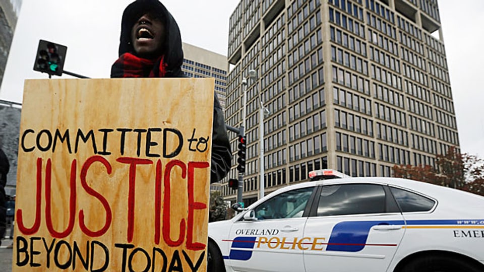 Nach dem Vorfall Ende Auugust in Ferguson, Missouri, gab es im ganzen Land immer wieder Proteste gegen übermässige Polizeigewalt vis-à-vis von Afroamerikanern.