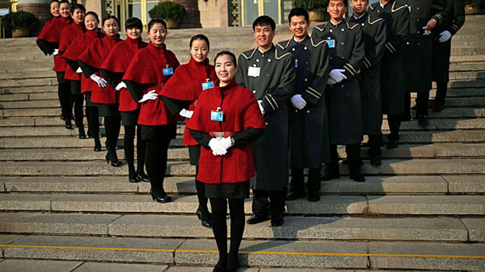 Vor der Eröffnung des Nationalen Volkskongresses in Peking. Stewardessen und Stewards sind bereit, die 3000 Delegierten zu empfangen.