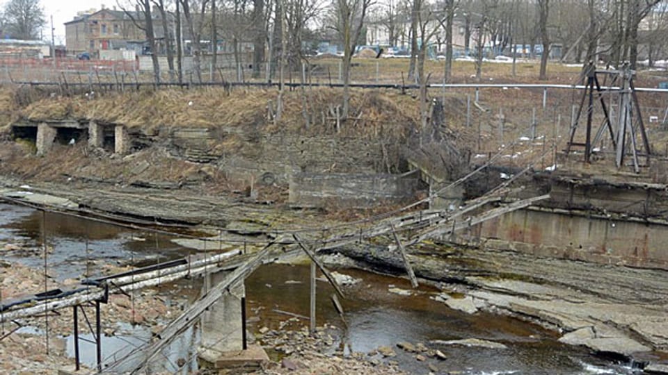 Das Gebiet direkt an der Grenze zwischen Estland und Russland am Narvafluss ist heute ein Trümmerfeld; an der seit Jahrhundert umstrittenen Trennlinie zwischen Ost und West sind noch die Überreste einer zerstörten Hängebrücke zu sehen.