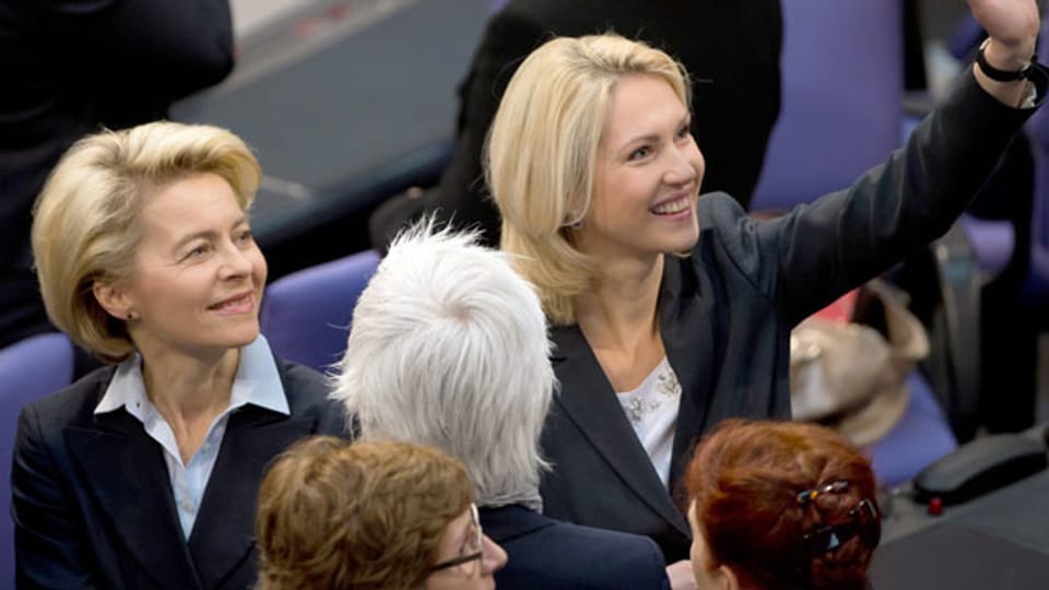 Die deutsche Familienministerin Manuela Schwesig (rechts) und Bundesverteidigungsminister Ursula von der Leyen freuen sich, dass der Bundestag einer Frauenquote zustimmt.