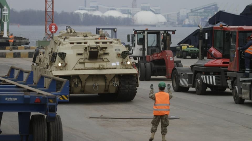 Ein US-Panzer wird am 9. März im Hafen von Riga (Lettland) entladen.