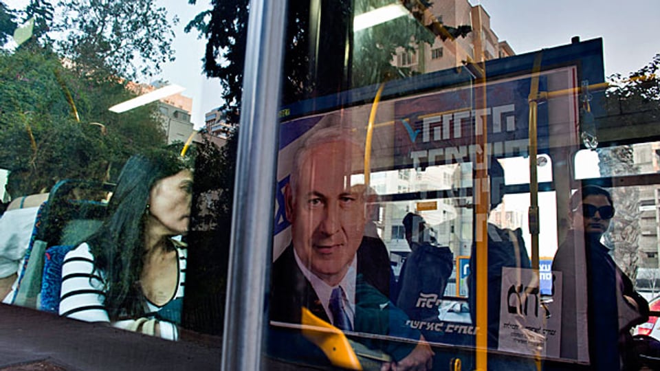 Die Sorgen der Buspassagiere in Tel Aviv gelten mehr der Tatsache, dass etwa Wohnungsmieten seit den letzten Wahlen um 30 Prozent gestiegen sind als der Bedrohung durch Iran.