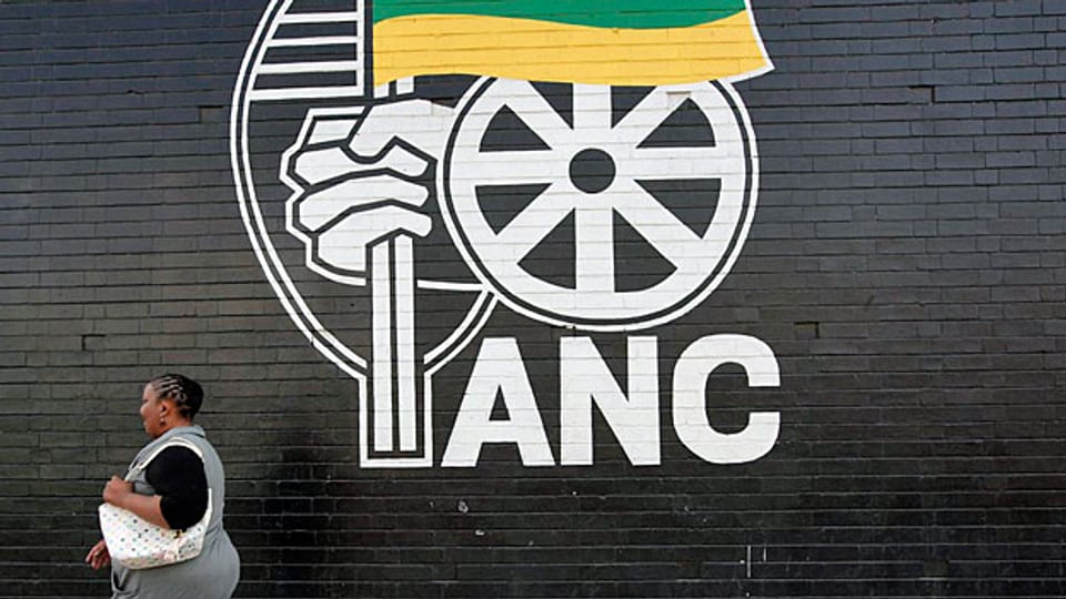 «Der ANC ist nicht fähig, die Proteste und die anderen Probleme in den Griff zu bekommen, und dann ist da noch die Korruption. Wir wissen nicht, was passieren wird, aber alle wollen Antworten», sagt ein Wähler, der seit 1994 für den ANC stimmt.