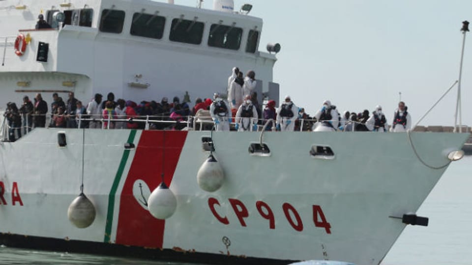 Gerettete Flüchtlinge auf einem Boot der italienischen Küstenwache im März 2015.