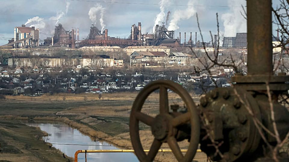 Blick auf ein Stahlwerk in Mariupol. Alle sehen, dass die ukrainische Wirtschaft marode ist, und trotzdem sind alle grundsätzlichen Reformversuche gescheitert.
