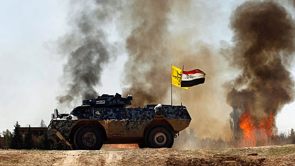 Die irakischen Streitkräfte während eines Gefechts mit den IS-Milizen, in der Nähe von Tikrit.
