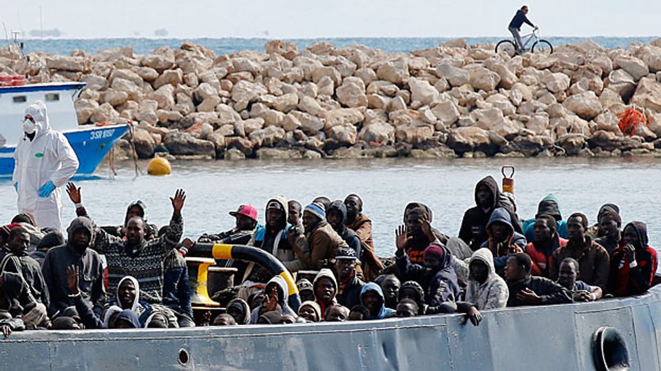 Flüchtlinge erreichen den Hafen von Pozzallo auf Sizilien.
