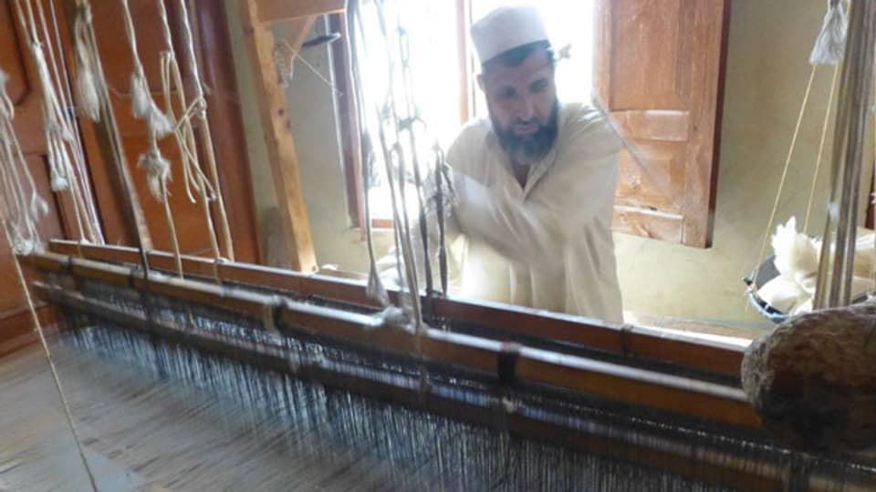 Viele der Weber in Islampar sind seit Generationen an die reichen Zwischenhändler im Dorf gebunden.