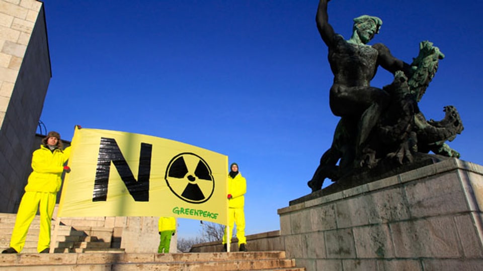 Greenpeace-Aktivisten protestieren gegen das AKW Paks in Budapest.