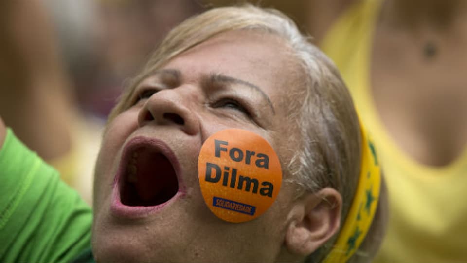 Eine Demonstrantin in Sao Paulo fordert den Rücktritt von Präsidentin Rousseff.