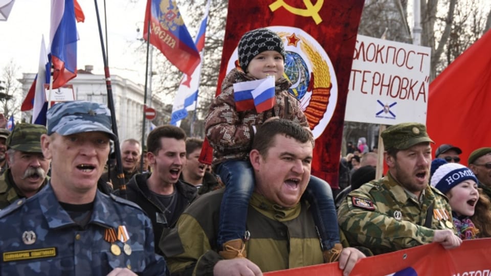 Russen, die auf der Krim leben, an einer Kundgebung am sogenannten Vaterlandstag (23.2.2015).