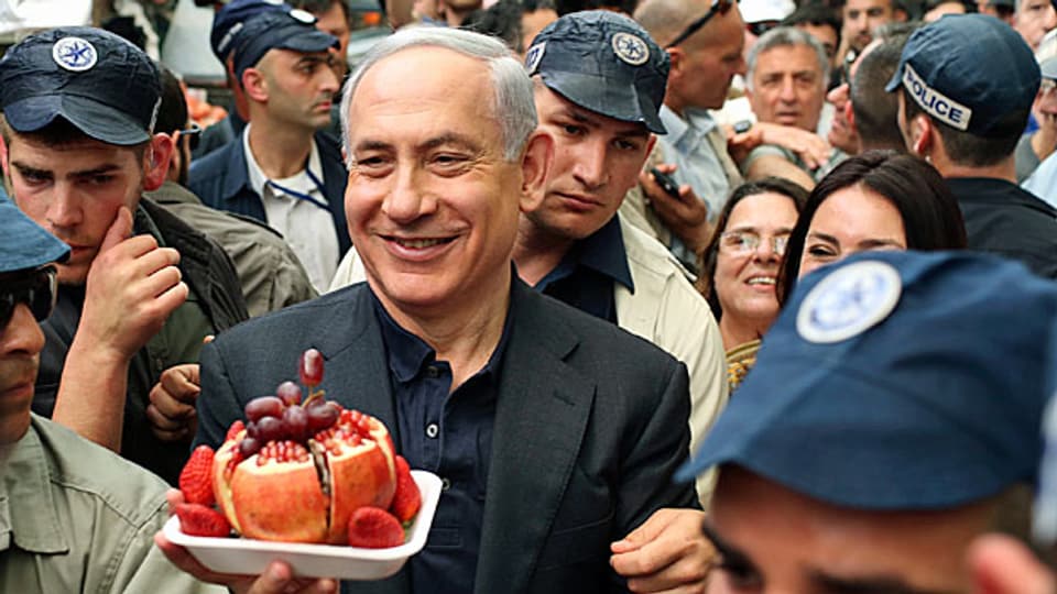 Israels Premier Benjamin Netanyahu auf dem Mahane-Yehuda-Markt in Jerusalem. Dieser hat den Ruf, politischer Gradmesser für die Stimmung im rechten Lager Israels zu sein.