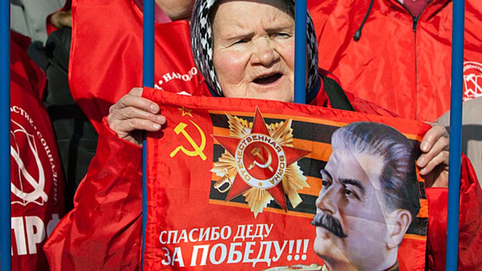 Nach der Referendumsabstimmung über die Krim. Auf der Fahne der alten Kommunistin steht: «Danke, Väterchen für den Sieg».