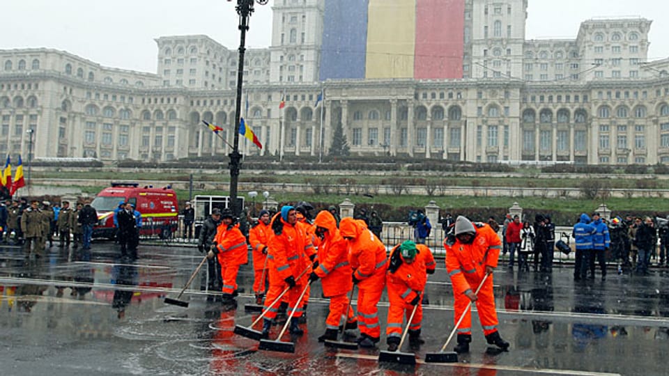Arbeiter säubern den Platz vor dem Parlamentspalast in Bukarest – und die rumänischen Korruptionsbekämpfer schrecken nicht vor den hohen und höchsten Leuten im Land zurück.