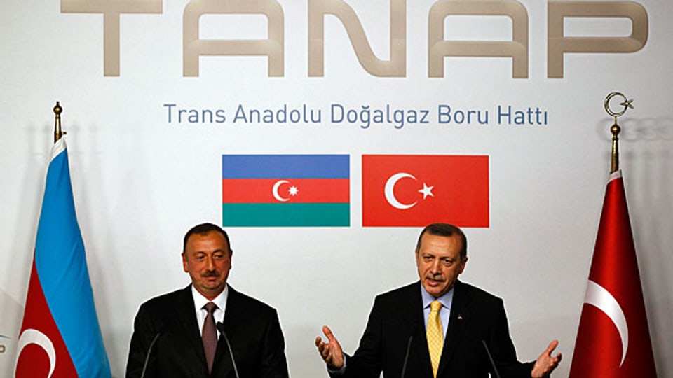 Der damalige türkische Premier Erdogan und der aserbaidschanische Präsident Aliyew bei der Unterzeichnung der Vereinbarung zum Trans-Anatolian-Natural-Gas-Pipeline-Project «Tanap», am 26. Juni 2012.