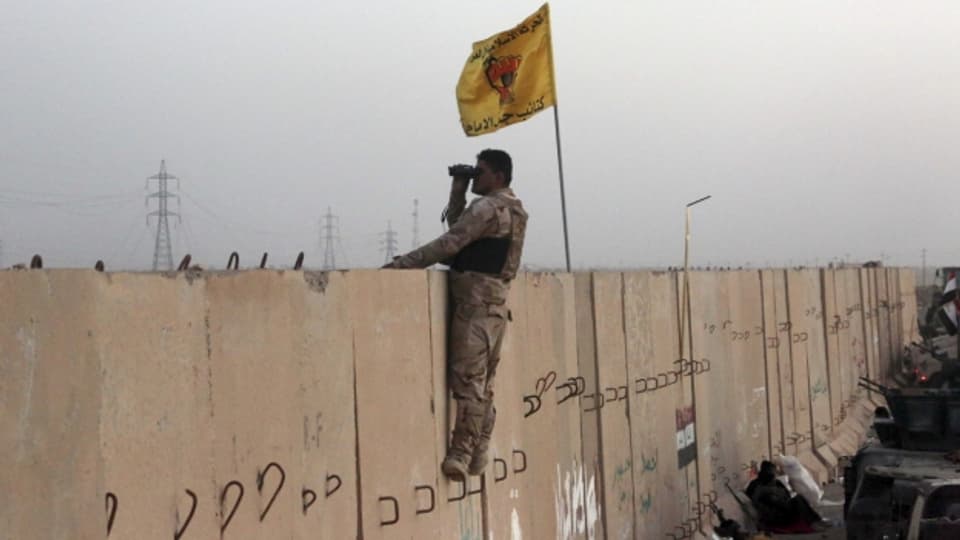 Ein irakischer Soldat beobachtet die Front bei Tikrit (80 Kilomter nördlich von Bagdad).