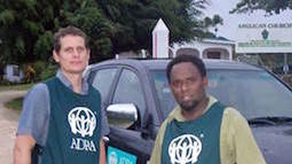 Mark le Roux, Direktor des internationalen Hilfswerks Adra, mit einem Mitarbeiter auf Vanuatu.