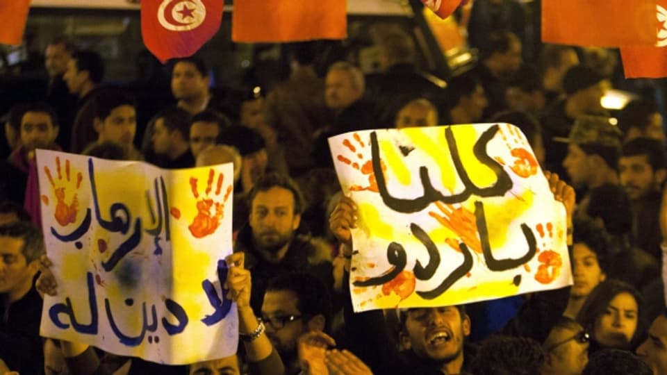 Solidaritätskundgebung in Tunis für die Opfer des Terroranschlags, bei dem am Mittwoch mindestens 21 Menschen getötet worden sind.