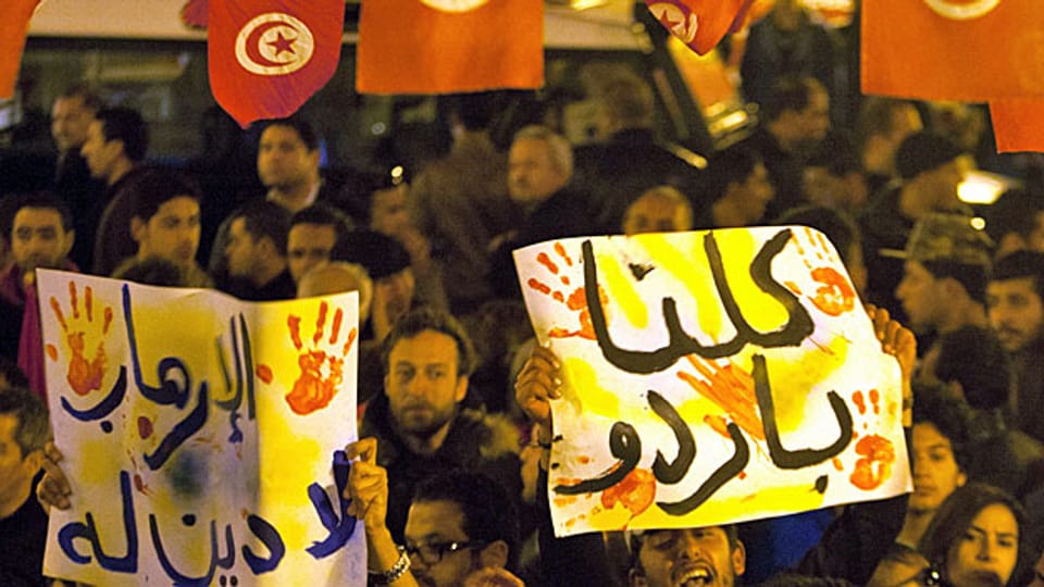 Viele Menschen haben am Mittwochabend ihre Solidarität mit den Opfern des Attentats in Tunis bekundet. Auf den Plakaten steht: «Nein zu Terroristen».