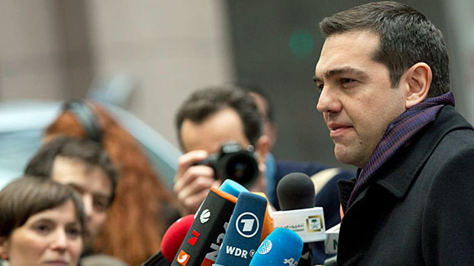 Nach der Ankunft in Brüssel stellt sich Alexis Tsipras den Medien.