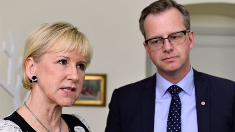 Schwedens Aussenministerin Margot Wallstro (links) und Wirtschaftsminister Mikael Damberg stellen sich in Stockholm den Fragen der Presse.