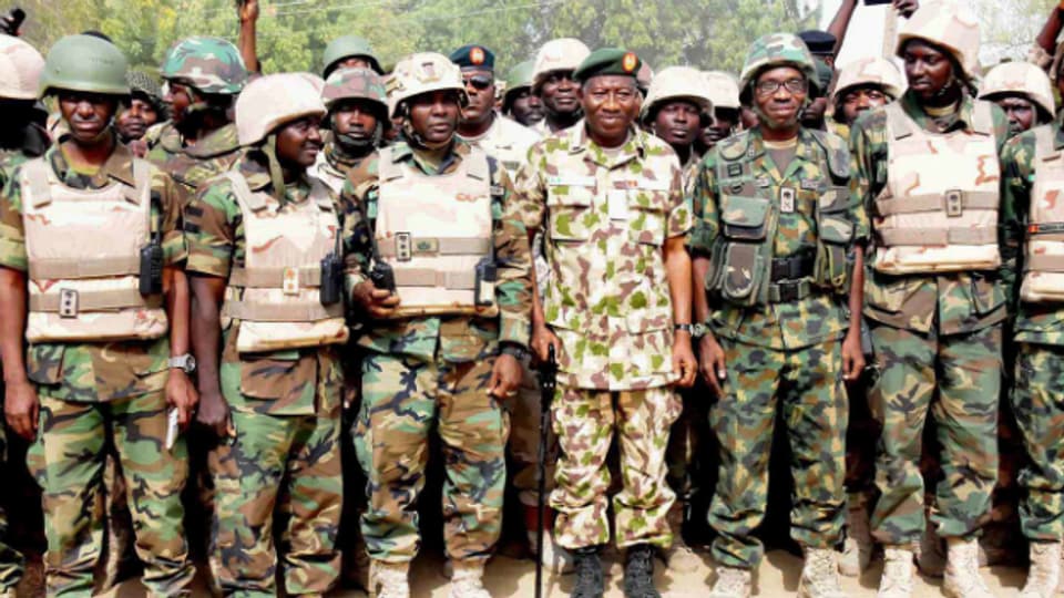 Nigerias Präsident Goodluck Jonathan besucht seine Truppen.