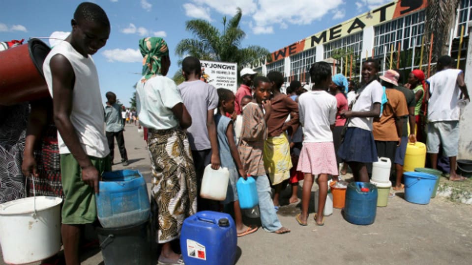 Zimbabwer holen sich Wasser in einem Industrieareal (Archivbild 2008).