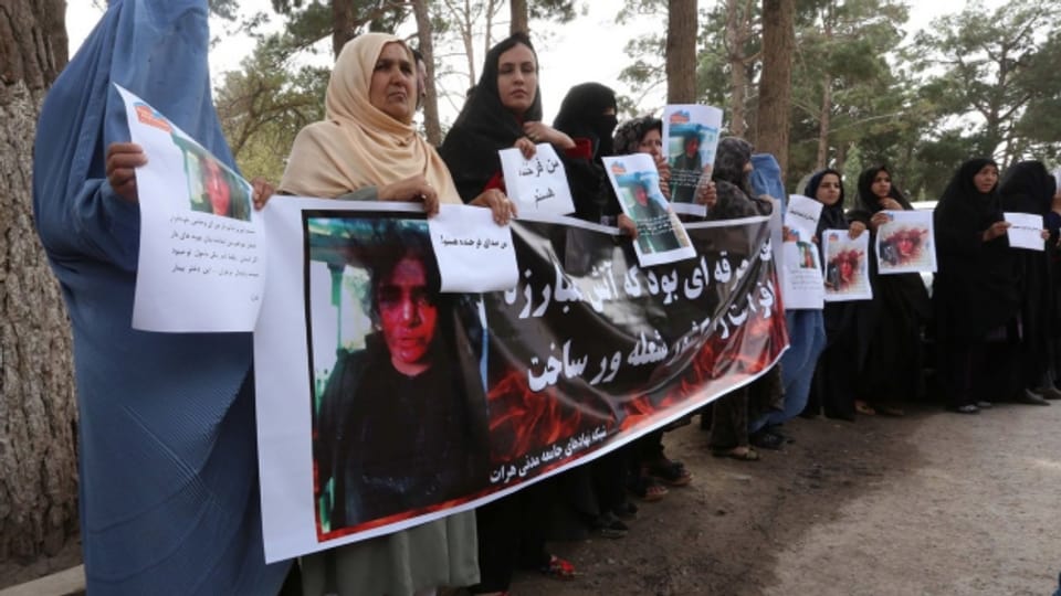 Frauen protestieren gegen Lynchmord an junger Afghanin.