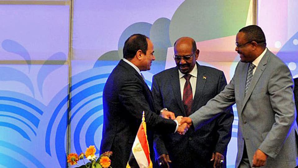 Die Präsidenten Sudans und Ägyptens und der äthiopische Premier besiegeln ihren Vertrag mit Handschlag.